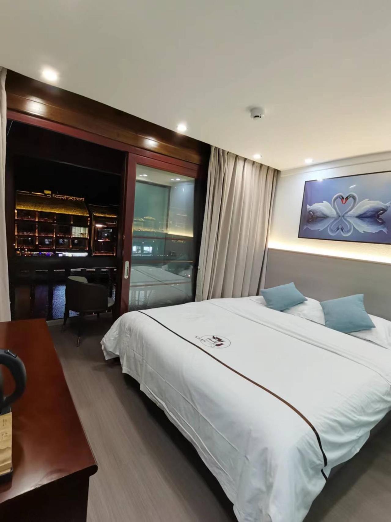 Fenghuang Ancient Town Lazy Cat Riverside Inn Extérieur photo