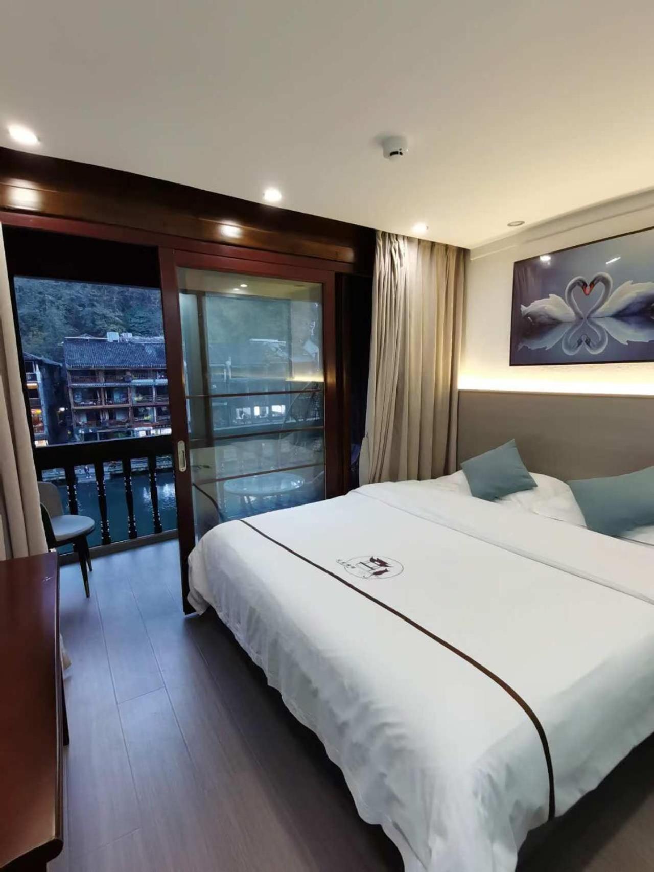 Fenghuang Ancient Town Lazy Cat Riverside Inn Extérieur photo